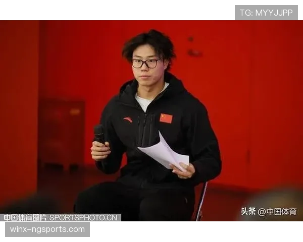 覃海洋训练完直接拎爱马仕去接娃？