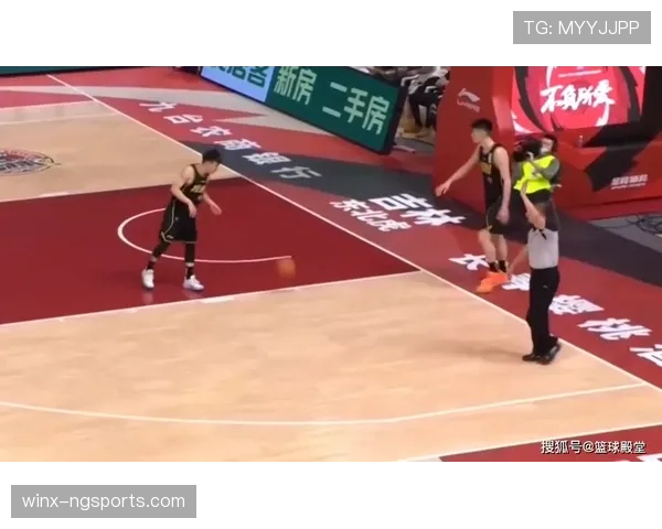 边线规则是什么？篮球比赛中球出界如何判罚与处理？